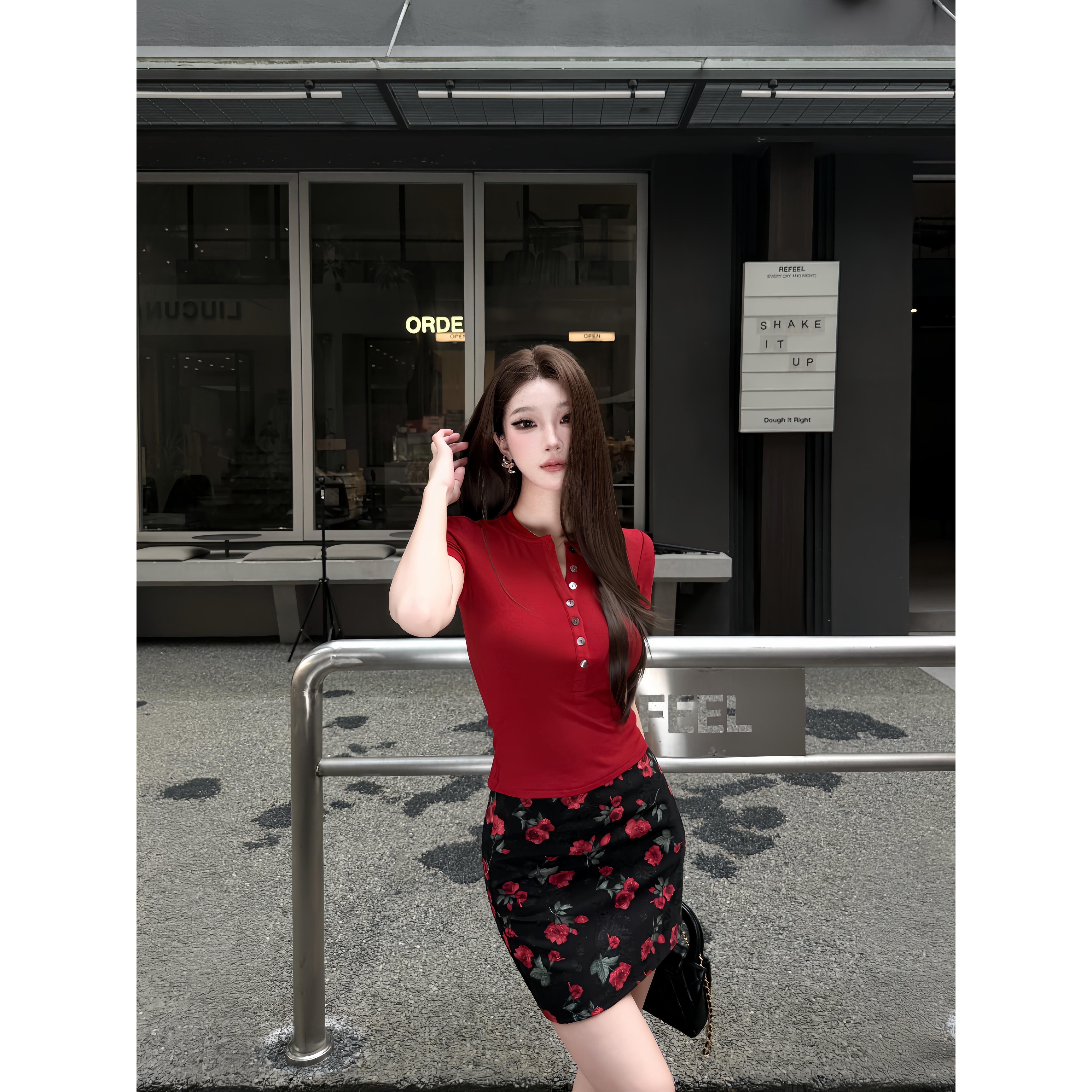 AWMUMU夏季新款针织V领短袖T恤女短款辣妹纯欲上衣玫瑰花半裙套装图片