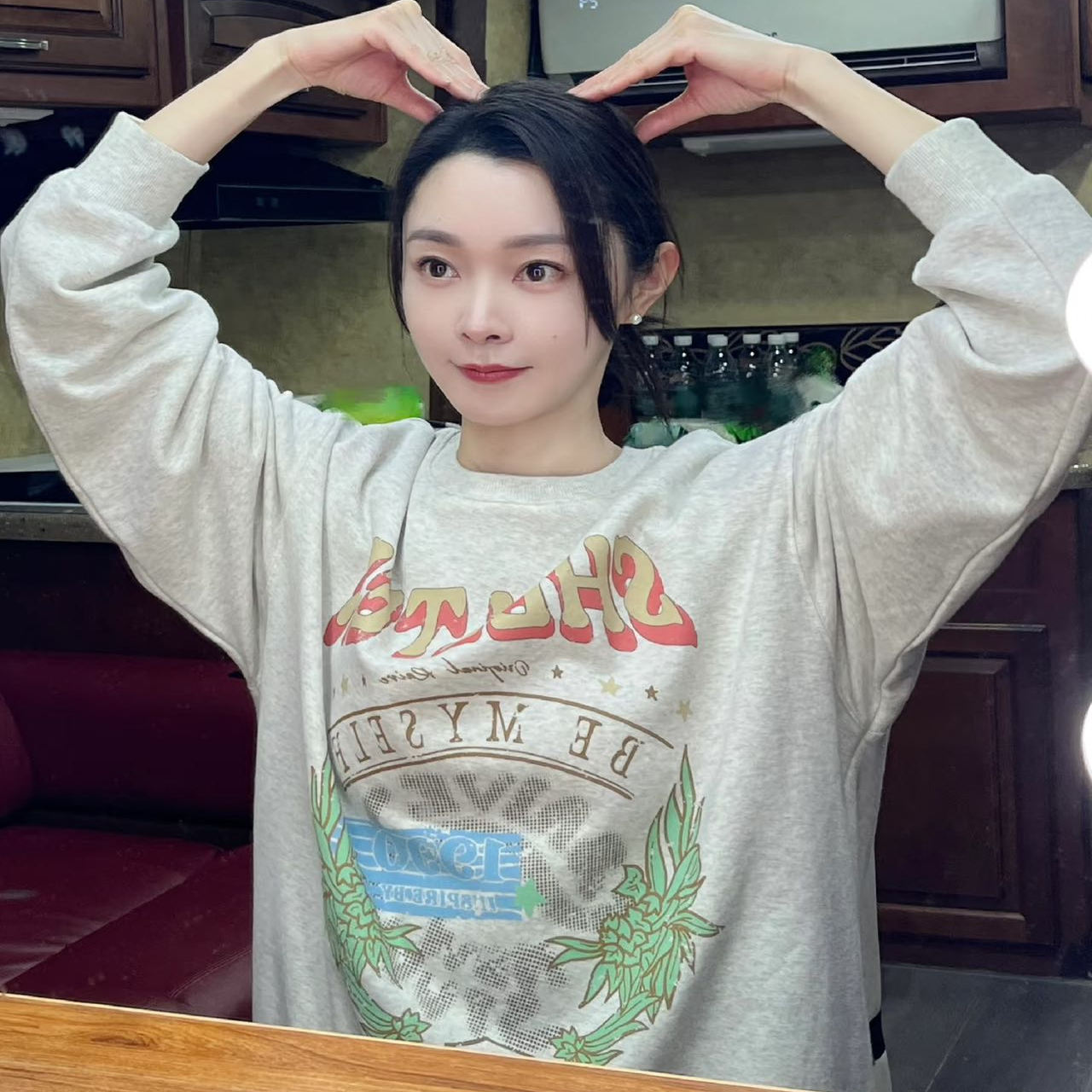 慵懒风字母印花2025新款美式画报少女感混搭风套头卫衣女宽松上衣