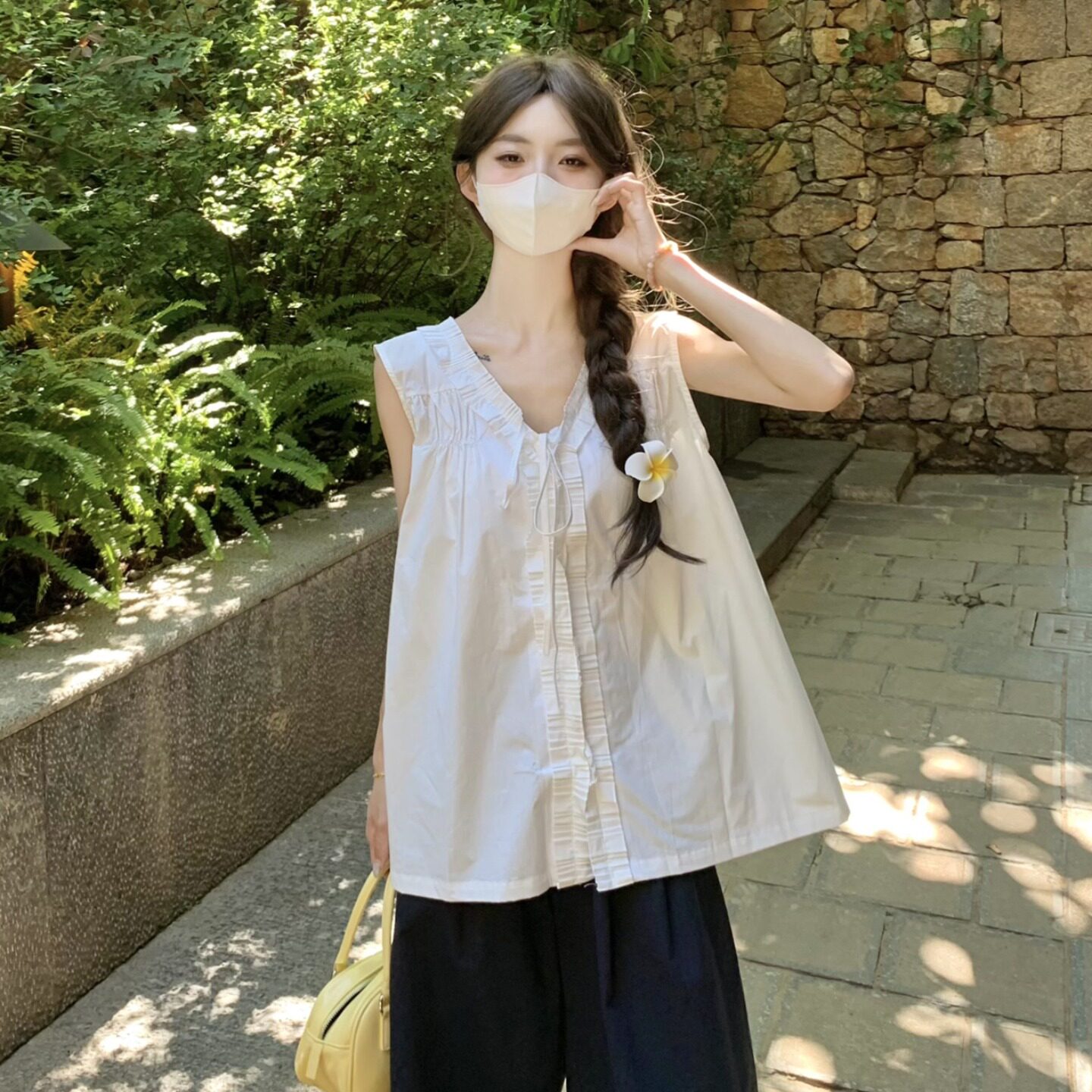 白色无袖棉麻上衣女夏法式娃娃衫独特2025新款亚麻套装小个子衬衫