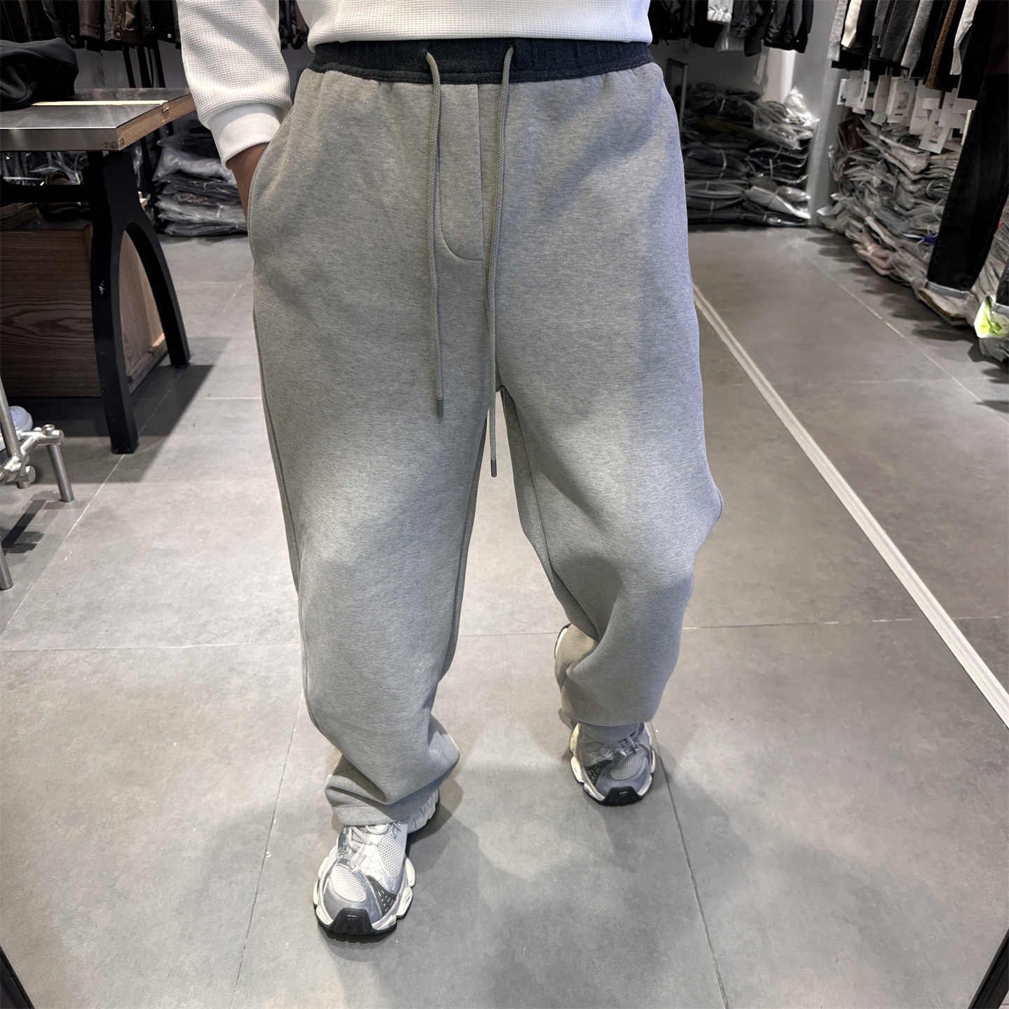 微腾冬季新款拼接撞色加绒加厚休闲裤男宽松直筒简约弯刀长裤卫裤