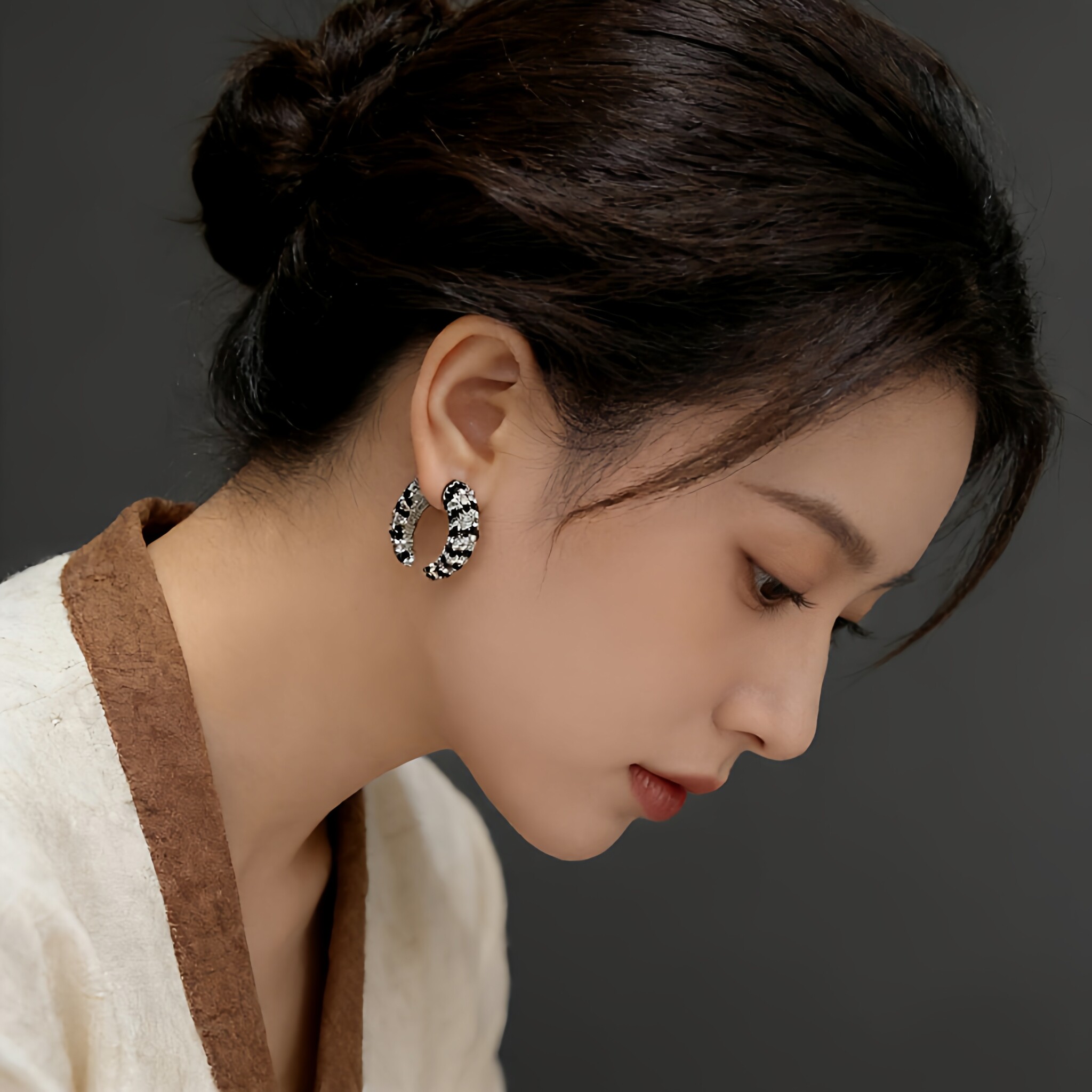 牛角包耳环女复古风轻奢小众设计感环形气质优雅爆款流行时尚耳钉