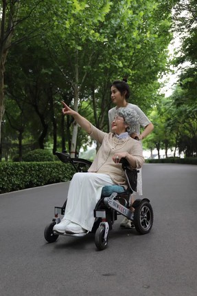 厦门折叠电动轮椅租赁超轻便携旅游轮椅出租多功能智能电动轮椅车