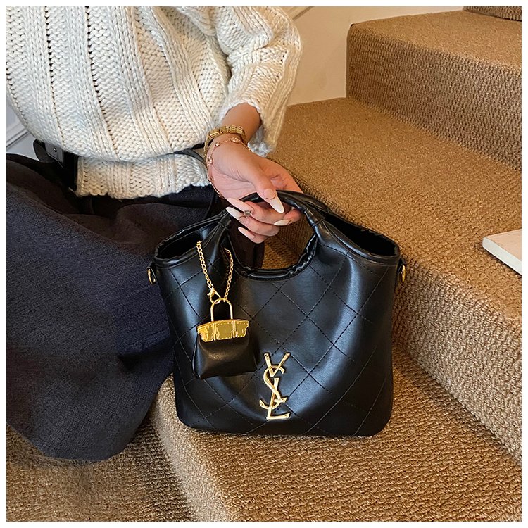 妈妈包包2025春夏通勤气质女包斜挎轻奢时尚通勤手提凯莉小包