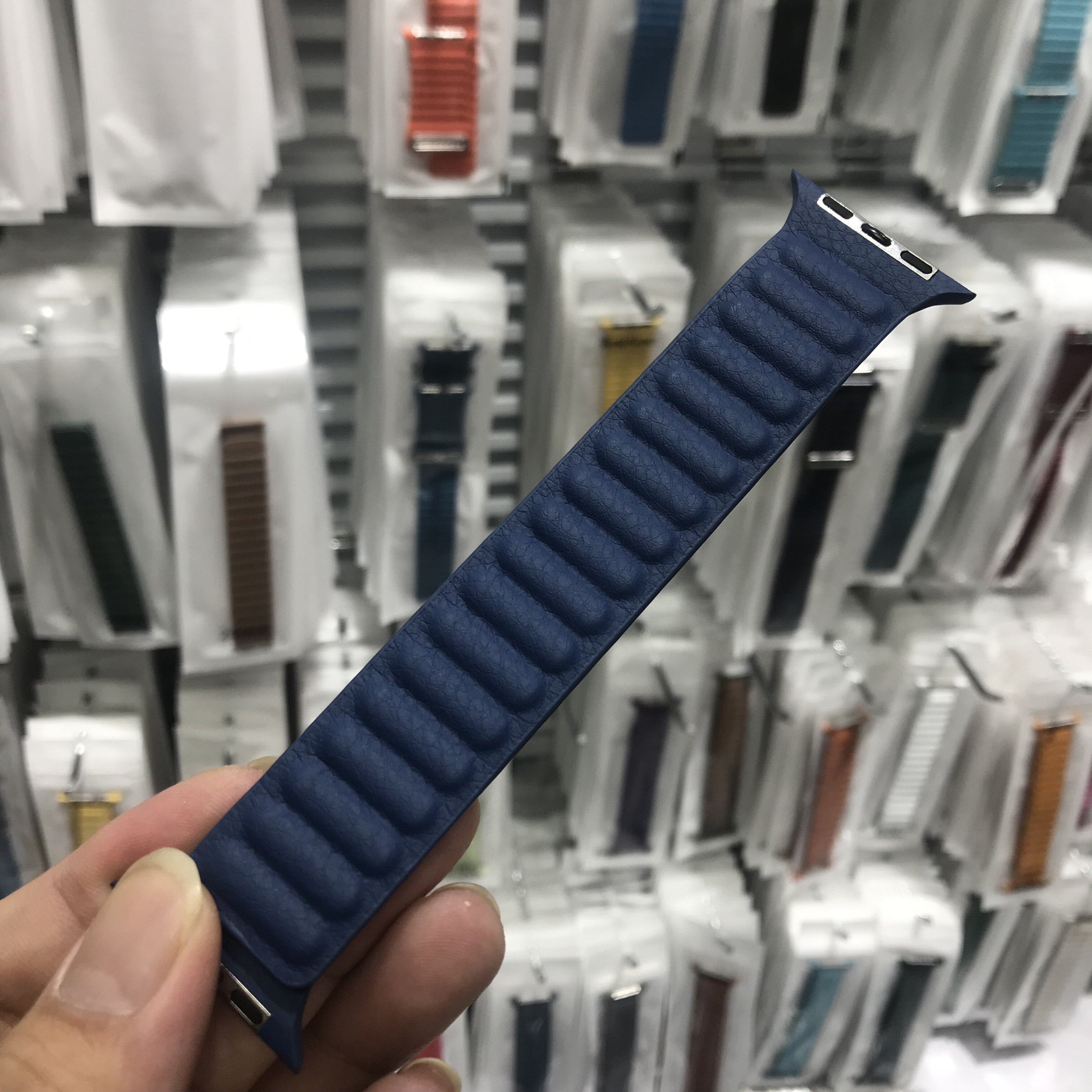 HUAQIANGBEI APPLE IS SUITABLE FOR APPLEWATCH S8ULTRA GENUINE LEATHER MAGNETIC STRAP WRISTBAND S7S6 WATCH STRAP