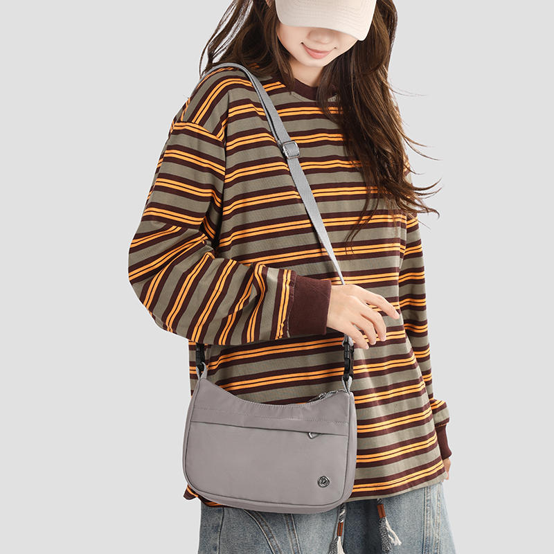 新款女士饺子包潮流逛街单肩包