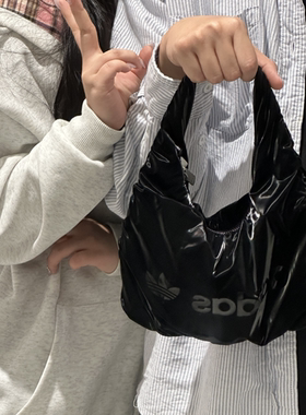 阿迪达斯三叶草迷你褶皱缎面云朵包休闲单肩手提包拎包 HK0154