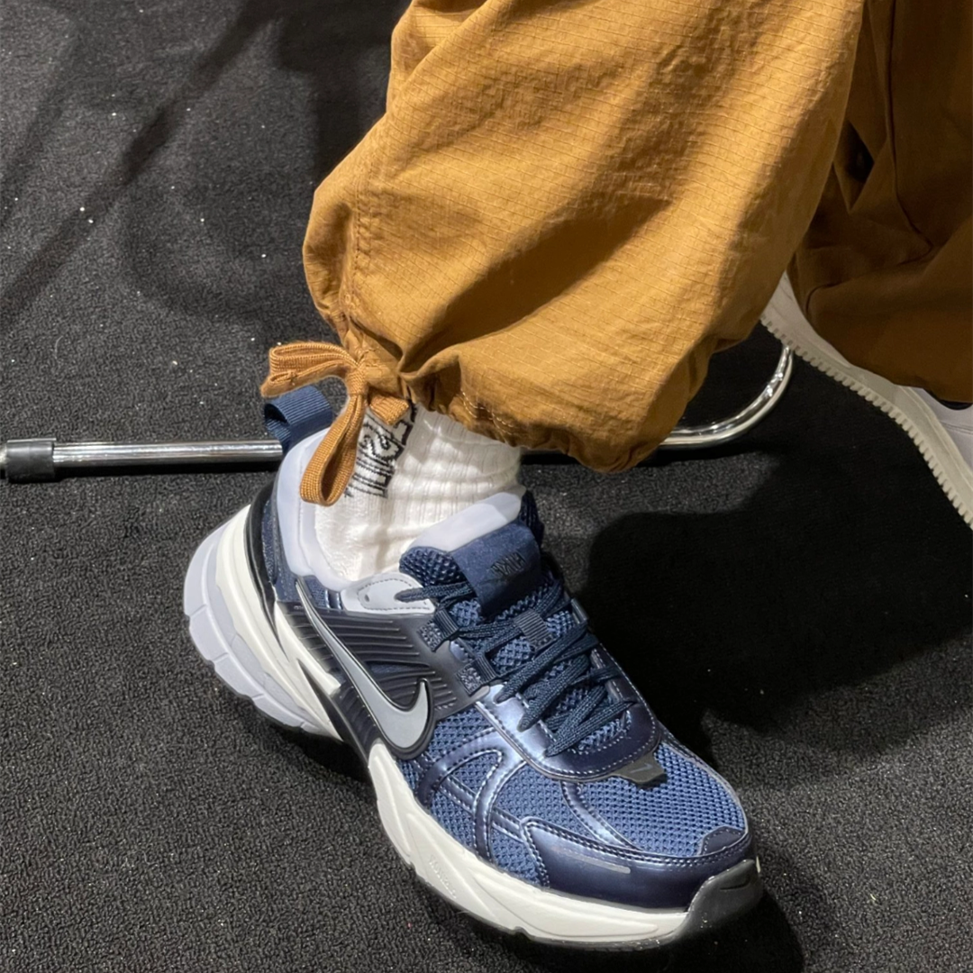 Nike耐克V2K RUN 男子舒适轻便透气运动跑步休闲鞋 HJ4497-400