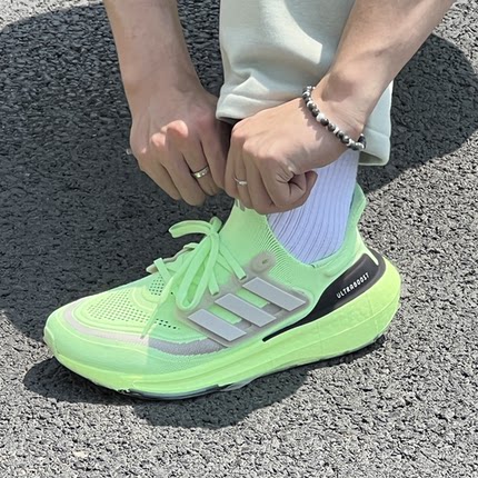 阿迪达斯Ultraboost Light 经典UB男子减震防滑耐磨跑鞋 IE3333