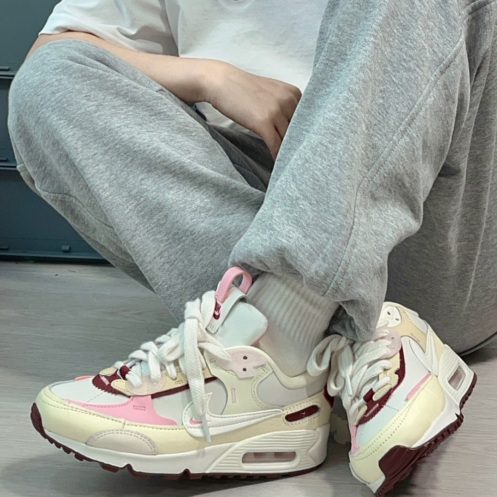 Nike/耐克AIR MAX 90女子轻便透气运动气垫缓震跑步鞋FD4615-111