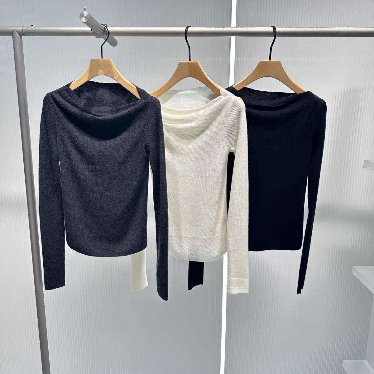 现货艾诺丝2025秋季新款女装时尚一字领套头长袖针织衫女AR804008