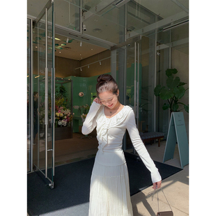 春光套组blossom 温柔系v领花瓣上衣&碎褶轻纱伞裙松紧腰半身裙