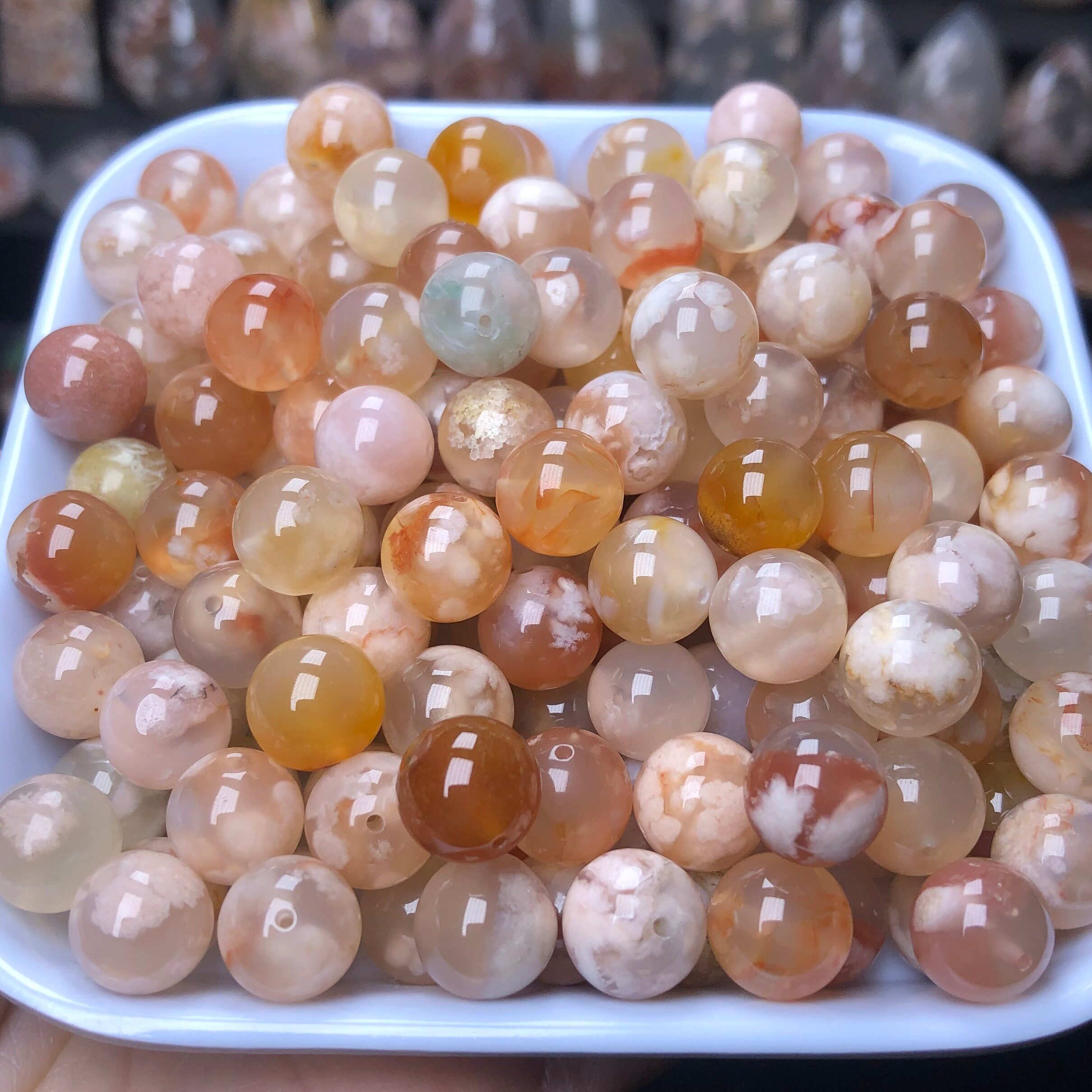 樱花玛瑙瑕疵珠，有很多微瑕的可以做手串，大瑕疵的适合做观赏石