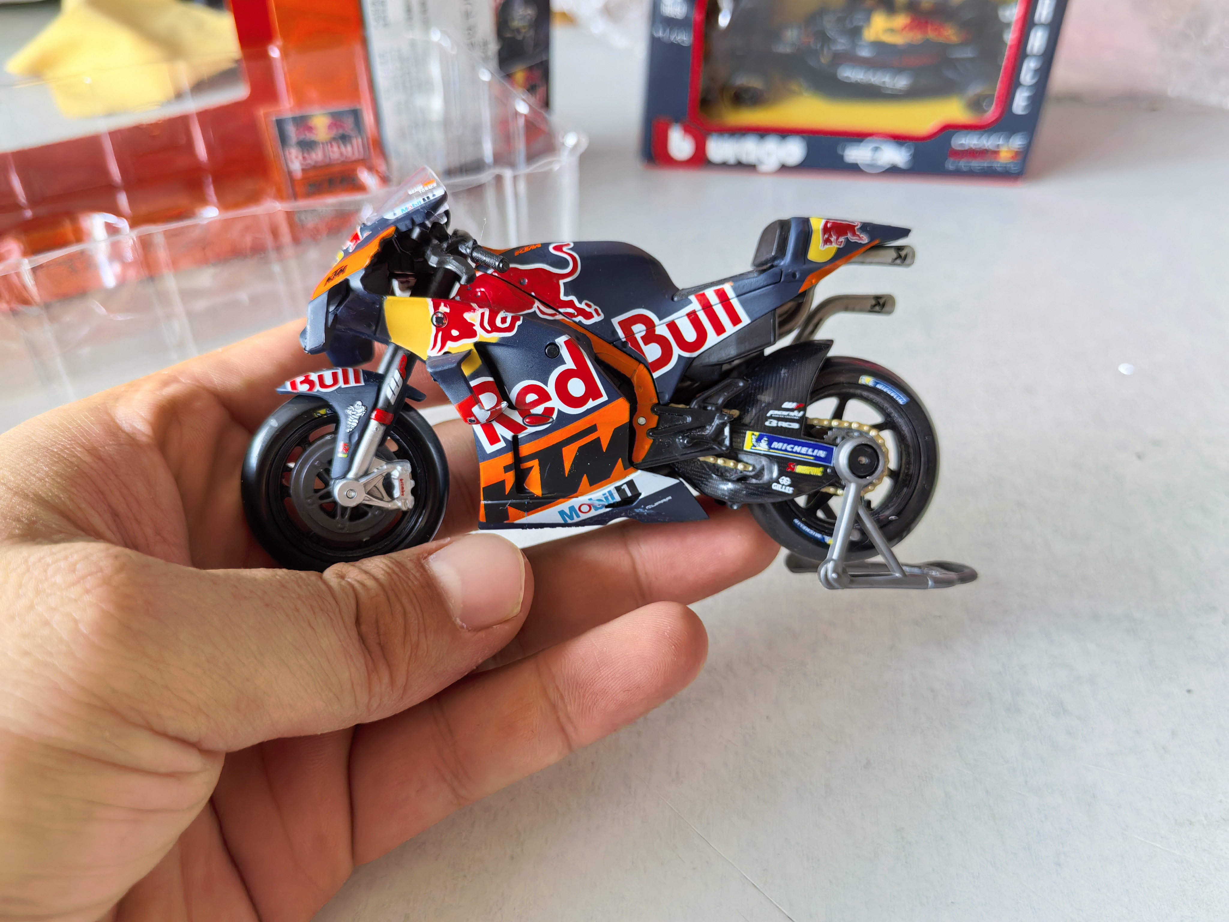 瑕疵处理美驰图1:18moto gp红牛ktm rc16仿真摩托车模型33号2023