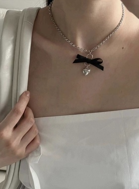 韩国ins同款钛钢黑色蝴蝶结项链银色爱心锁骨链甜酷少女饰品