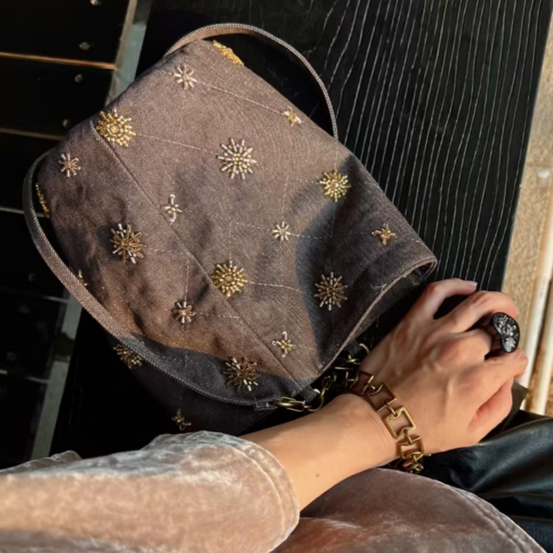 新中式复古钉珠牛仔布刺绣水桶包