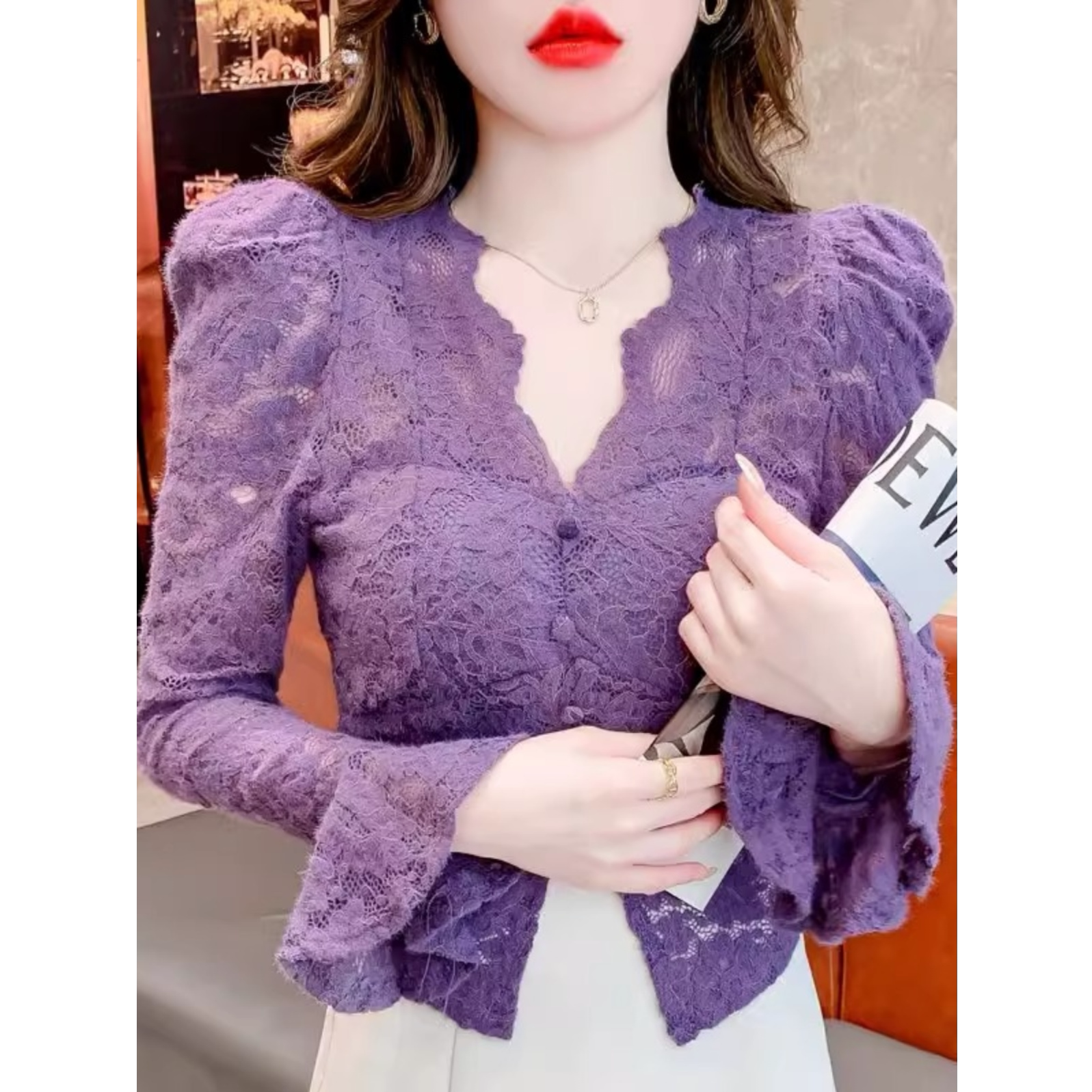V领喇叭袖蕾丝打底衫女秋冬新款修身显瘦百搭小个子短款加绒上衣