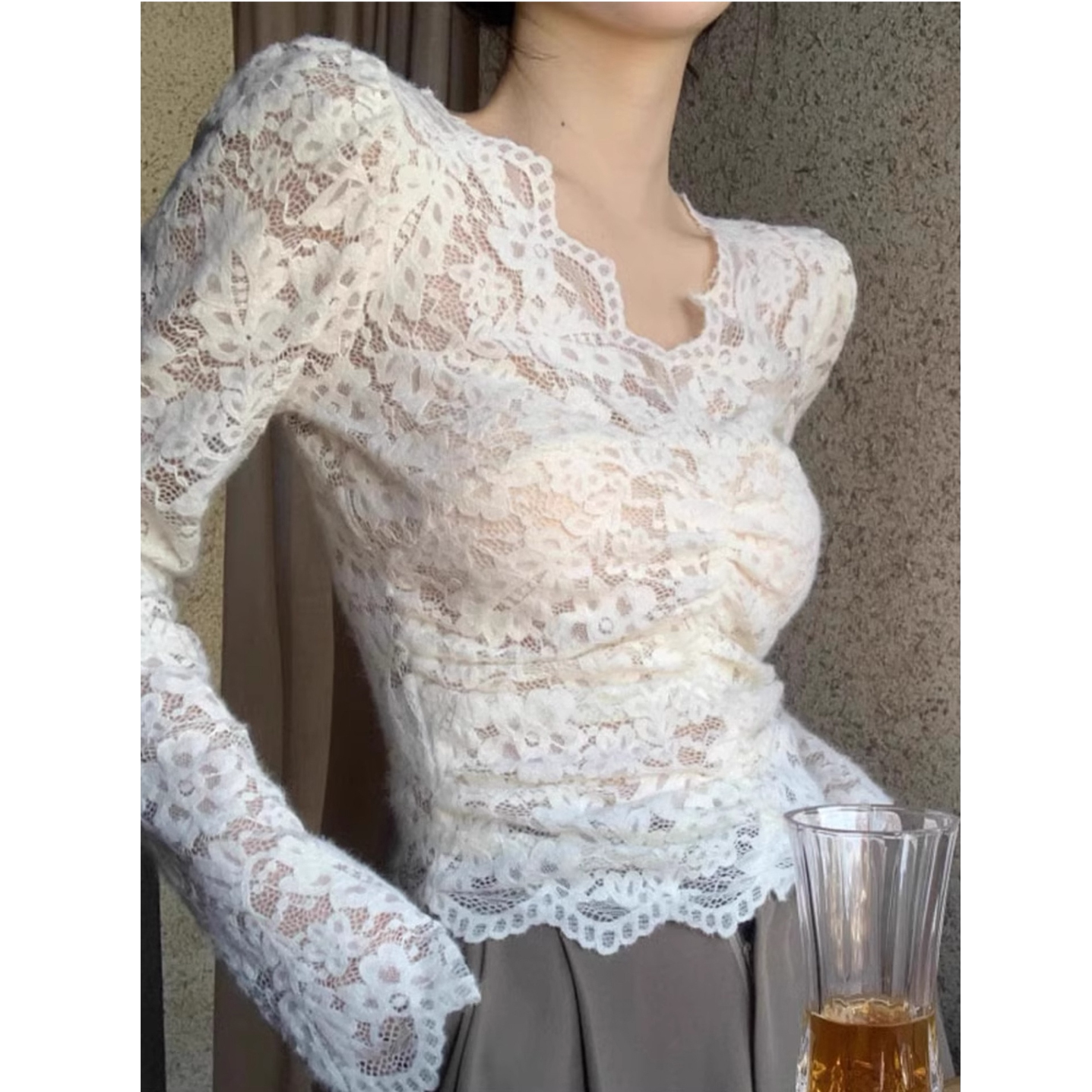 独特漂亮v领蕾丝打底衫女2025秋冬新款洋气内搭修身网纱长袖上衣