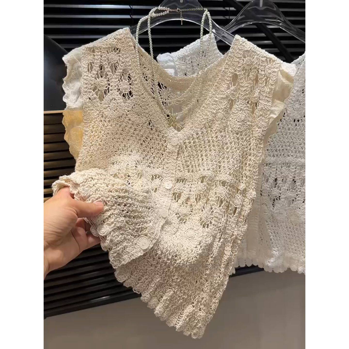 法式镂空钩花蕾丝拼接针织马甲背心女夏季洋气别致V领飞飞袖上衣