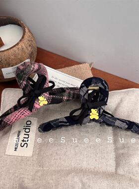 韩国东大门秋冬新款学院风蓝色格纹可爱小熊甜美蝴蝶结鲨鱼抓夹女