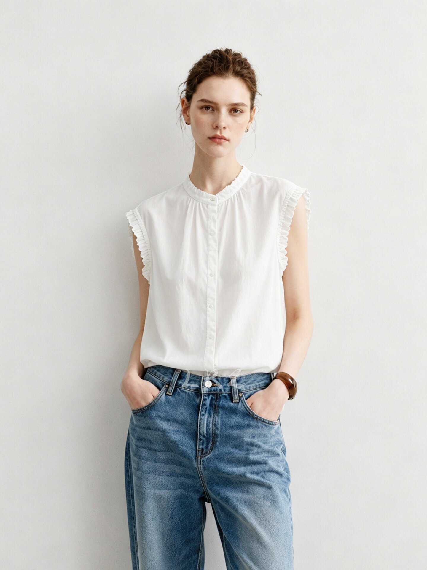 เสื้อเชิ้ตสีขาว คอรอบ แต่งระบาย สไตล์ฝรั่งเศส สำหรับผู้หญิง ฤดูร้อนใหม่ สไตล์ลำลอง ทรงหลวม ช่วยให้ดูผอมเพรียว และแมทช์ได้หลากหลาย แขนกุด