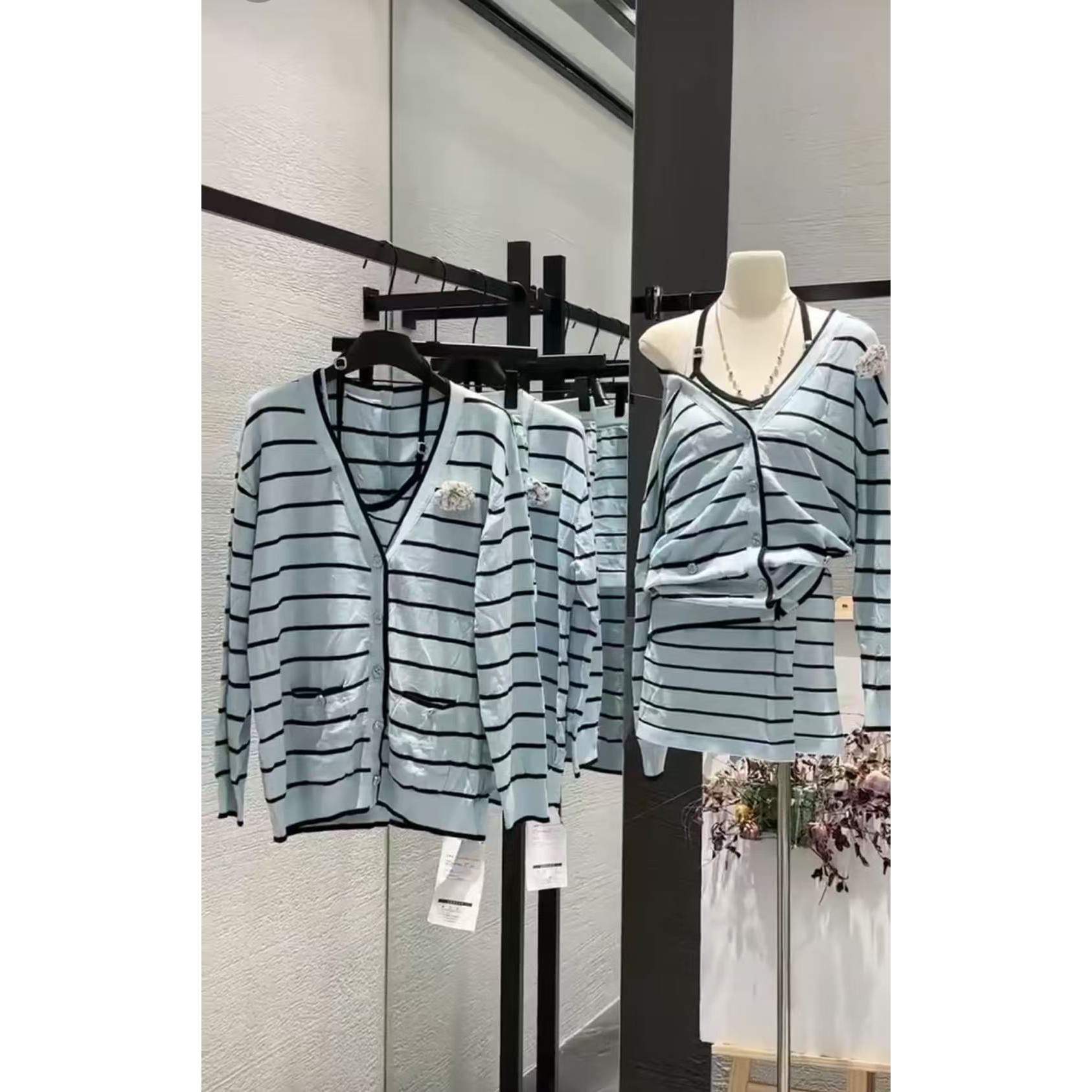 ueelook 两色条纹小香针织开衫+挂脖背心+短裙裤+胸针套装女春夏