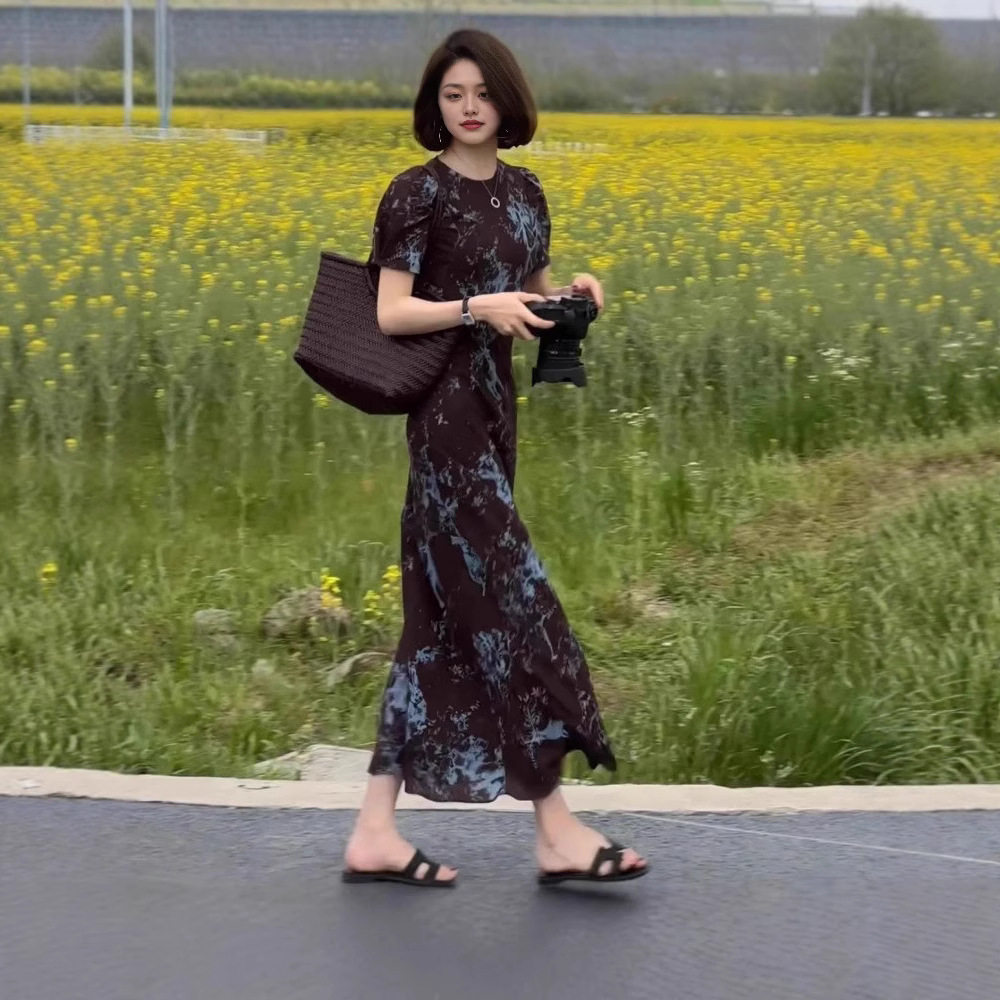 法式复古气质V领印花连衣裙女2026夏季新款洋气修身时尚长款裙子