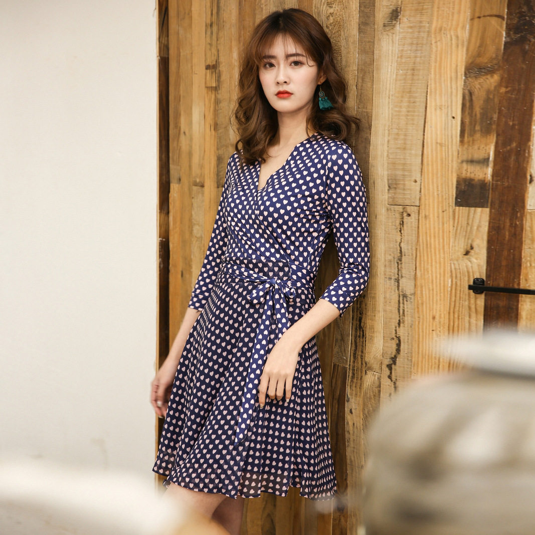 女装修身显瘦V领裹身裙气质波点收腰连衣裙女PG DVF2025夏季新款