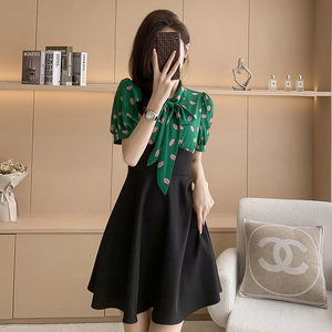 夏季2023新款小香风茶歇法式高级感小个子拼接碎花收腰显瘦连衣裙