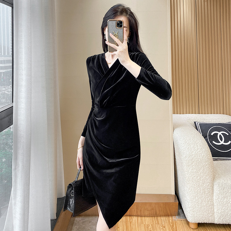 高端金丝绒礼服短款小黑裙秋冬新款气质显瘦不规则包臀褶皱连衣裙