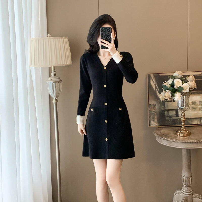 黑色V领针织连衣裙女秋装法式2024新款小个子显瘦减龄气质收腰裙