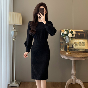极简风黑色针织连衣裙女长袖收腰包臀裙气质显瘦设计感2025秋装