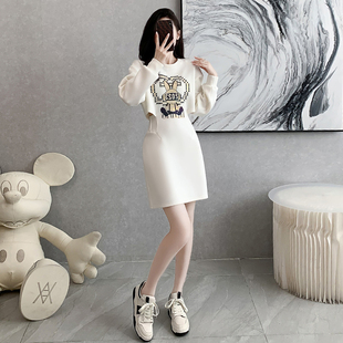 白色卫衣裙秋装女2025年新款减龄洋气小众设计感露腰小个子连衣裙