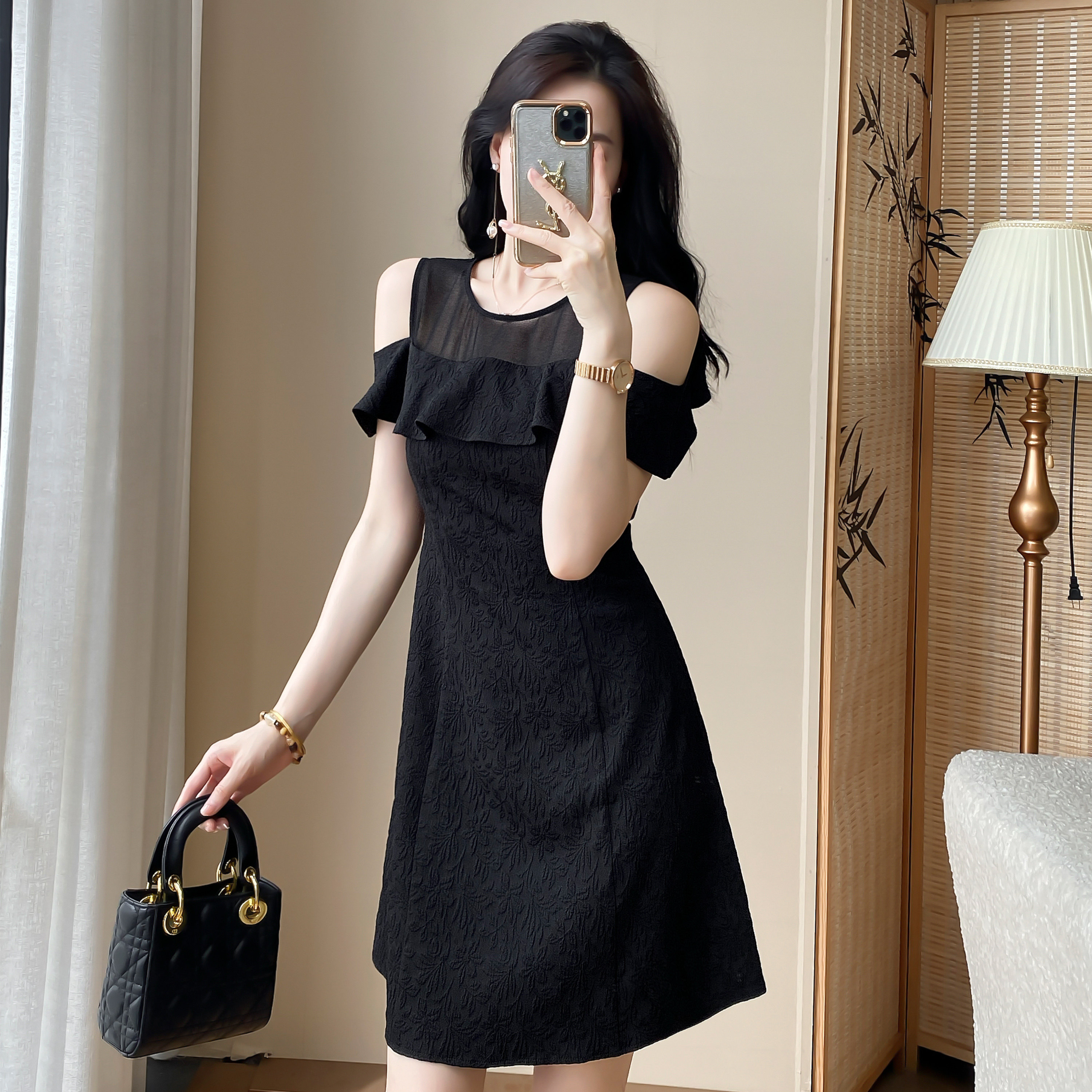 赫本风连衣裙2025夏季小个子高端显瘦露肩吊带气质修身显瘦小黑裙