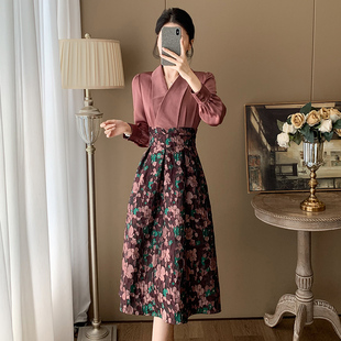 秋装女款2025年新款气质显瘦高级感长裙早秋长袖碎花收腰连衣裙女
