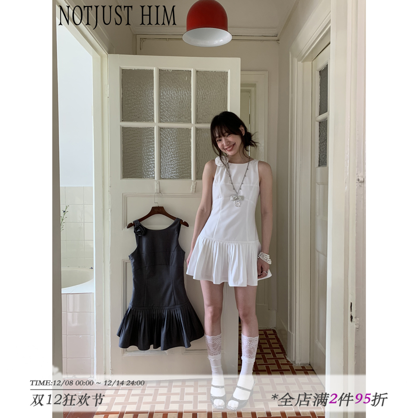 花筏NOTJUSTHIM 花朵装饰灰白两色百褶连衣裙