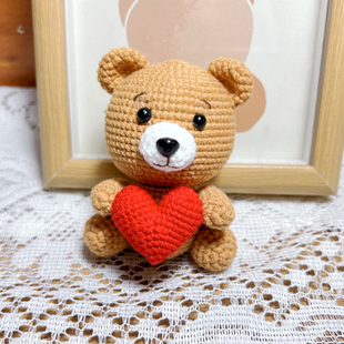 创意毛线钩织报爱心小熊玩偶 手作精美包挂饰 手工编织挂件成品