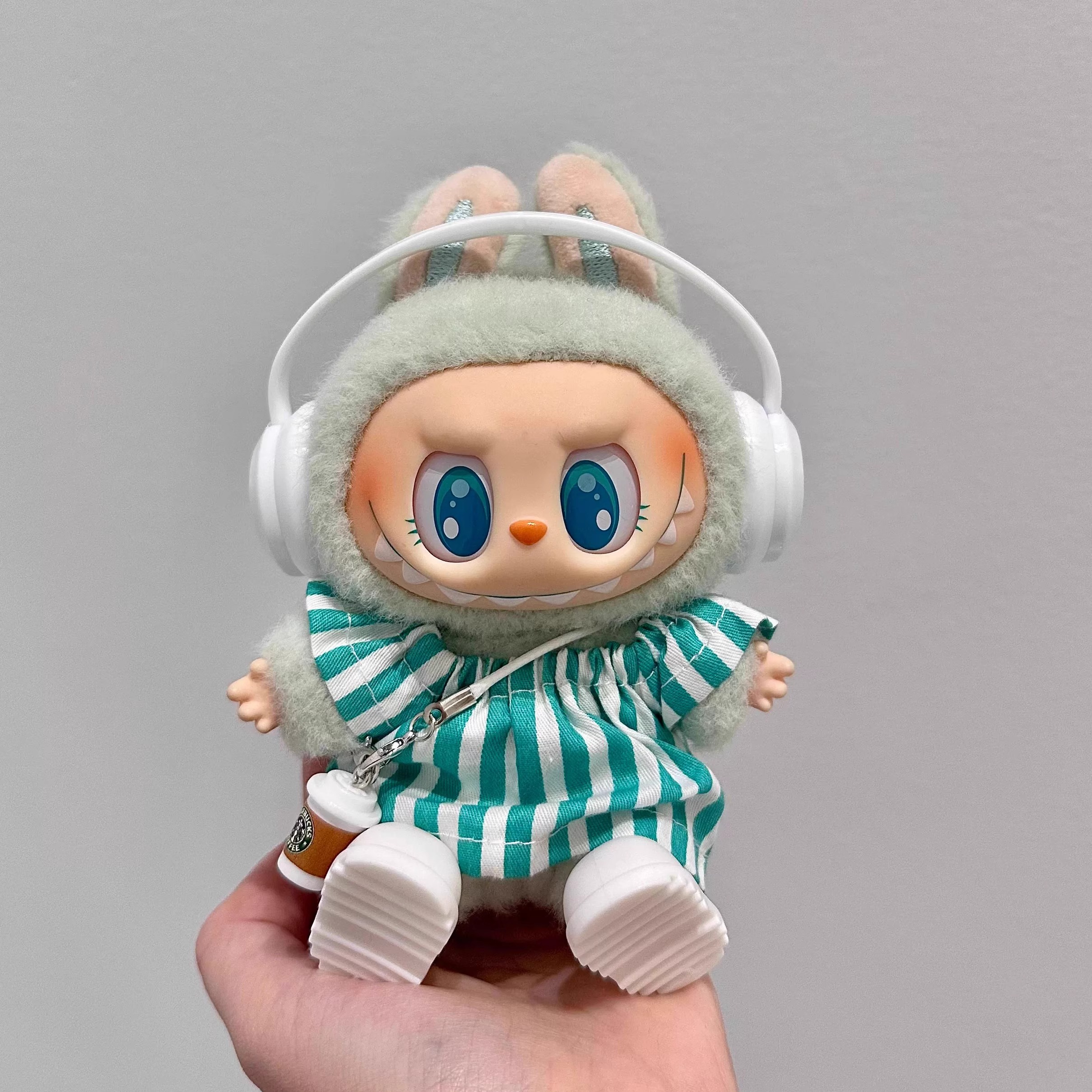 委屈屈坐坐派V2代Labubu盲盒娃衣15cm搪胶拉布布衣服T恤耳机套装