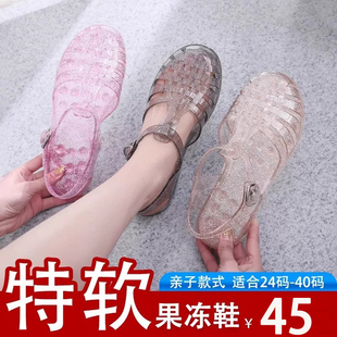2026新款女童透明果冻包头凉鞋夏季女孩大童软底洞洞鞋儿童罗马鞋