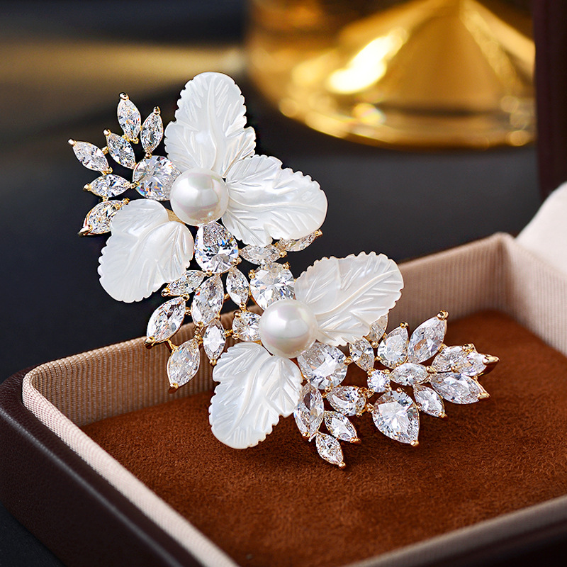 大气优雅贝壳花枝胸针高级感高档贝珠胸花微镶锆精致轻奢别针衣饰