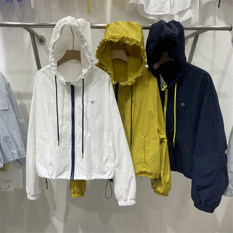 CB6601春款户外休闲风连帽短外套女撞色防晒冲锋衣高级感百搭夹克