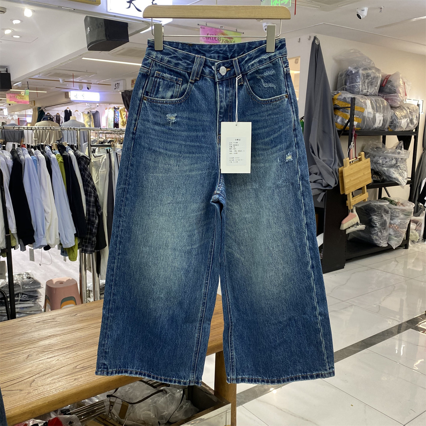 高腰显瘦破洞阔腿牛仔裤女秋款