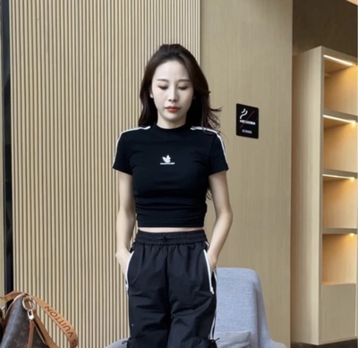 两条杠字母短袖修身T恤女短款