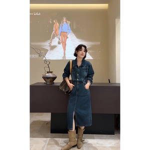 港风蓝色翻领系扣前面开叉长袖牛仔连衣裙女2025秋冬新款中长A裙