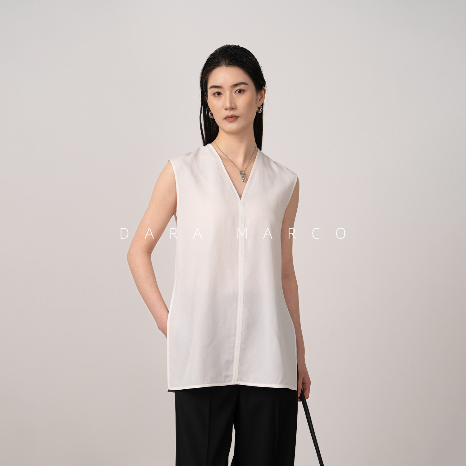 柜上2000+ T*OT家春夏新款黑色莱赛尔混纺V领无袖上衣衬衫Z43124