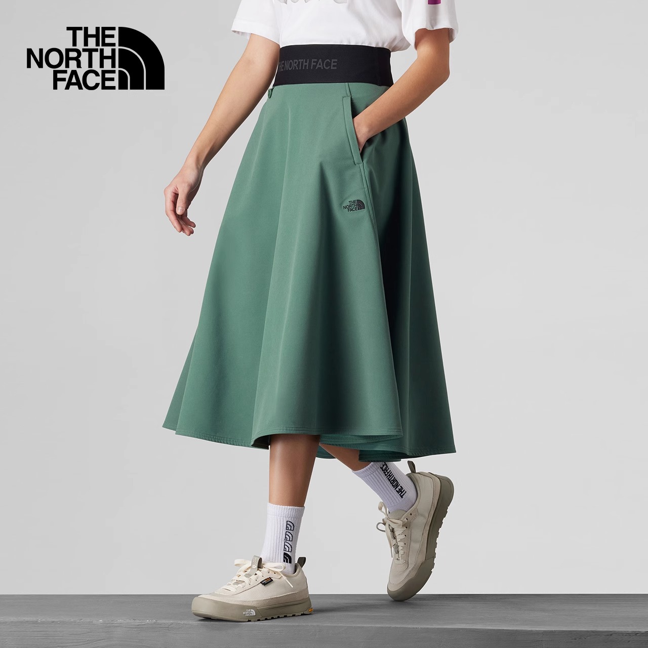 北面户外宽松防泼水A字半身裙女