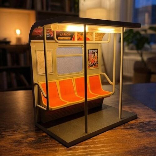 跨境新品独立站 NYC Subway Train Lamp 创意地铁列车照明灯装饰