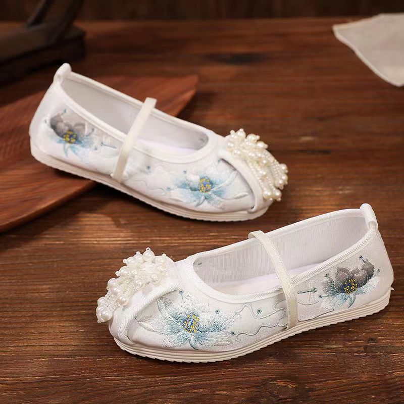 秋冬儿童绣花鞋民族风布鞋牛筋底绸缎面料旅游区纪念鞋