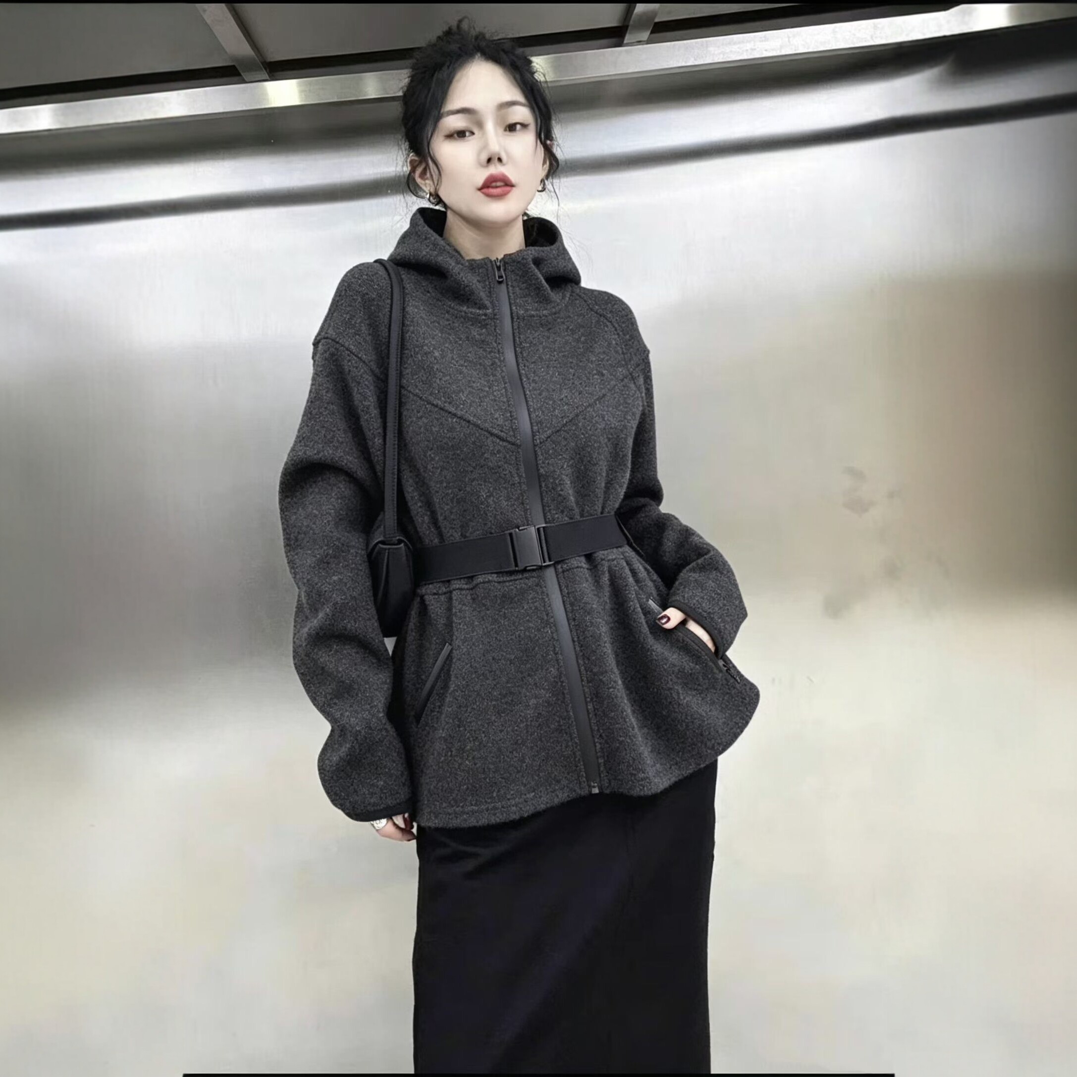 柔软亲肤羊绒简约收腰连帽外套女