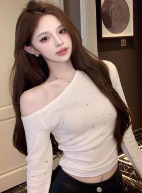 纯欲辣妹性感锁骨斜领长袖烫钻T恤女露肩高级感镶钻修身短款上衣