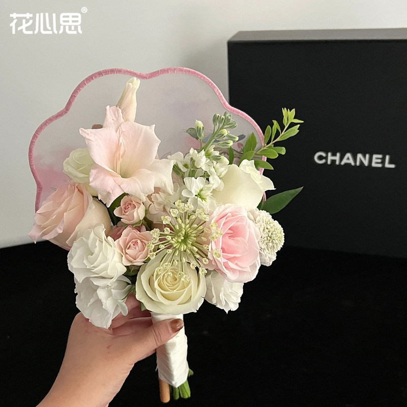花心思中式国风手捧花束团扇